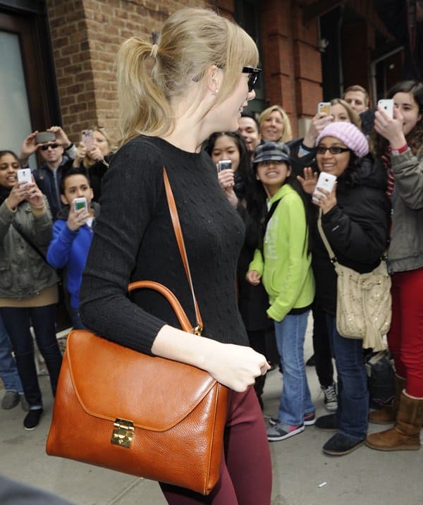 Taylor Swift exits her Manhattan hotel