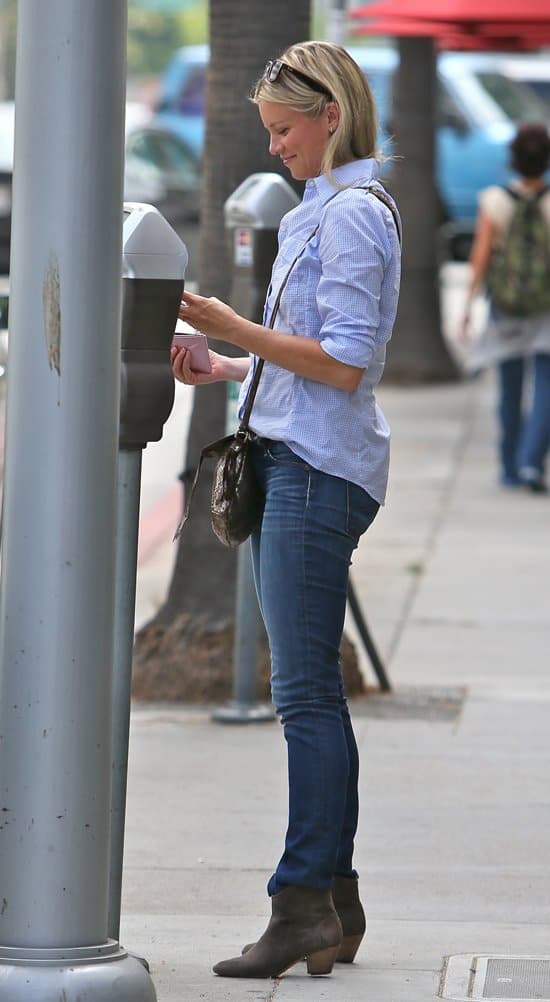 Amy Smart filling her meter in Beverly Hills, Los Angeles