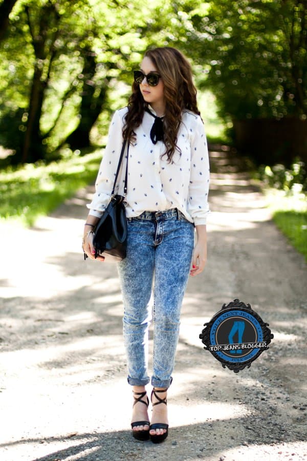 Gabriela rocks acid-washed jeans with sexy black sandals
