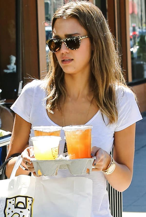 Jessica Alba grabs lunch from Le Pain Quotidien