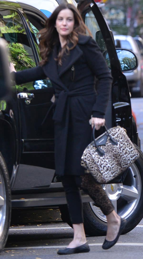 Liv Tyler finished her look with an oversized Givenchy Antigona tote bag, a pair of Lanvin metallic flats, and loosely curled, slightly ombréd hair
