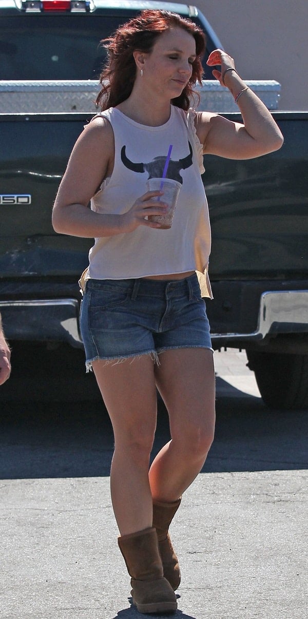 Britney Spears shopping at Planet Blue's flagship store in Malibu