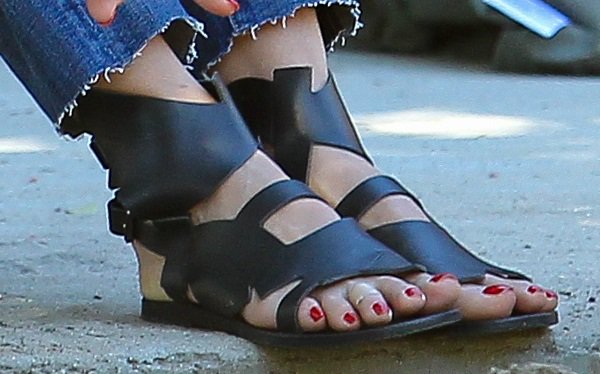 Jessica Alba shows off her feet in black leather Banana Mid sandals by Ancient Greek Sandals