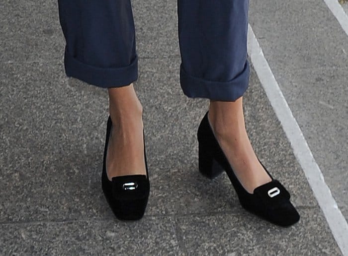 Alexa Chung shows off her feet in vintage style kitten heels