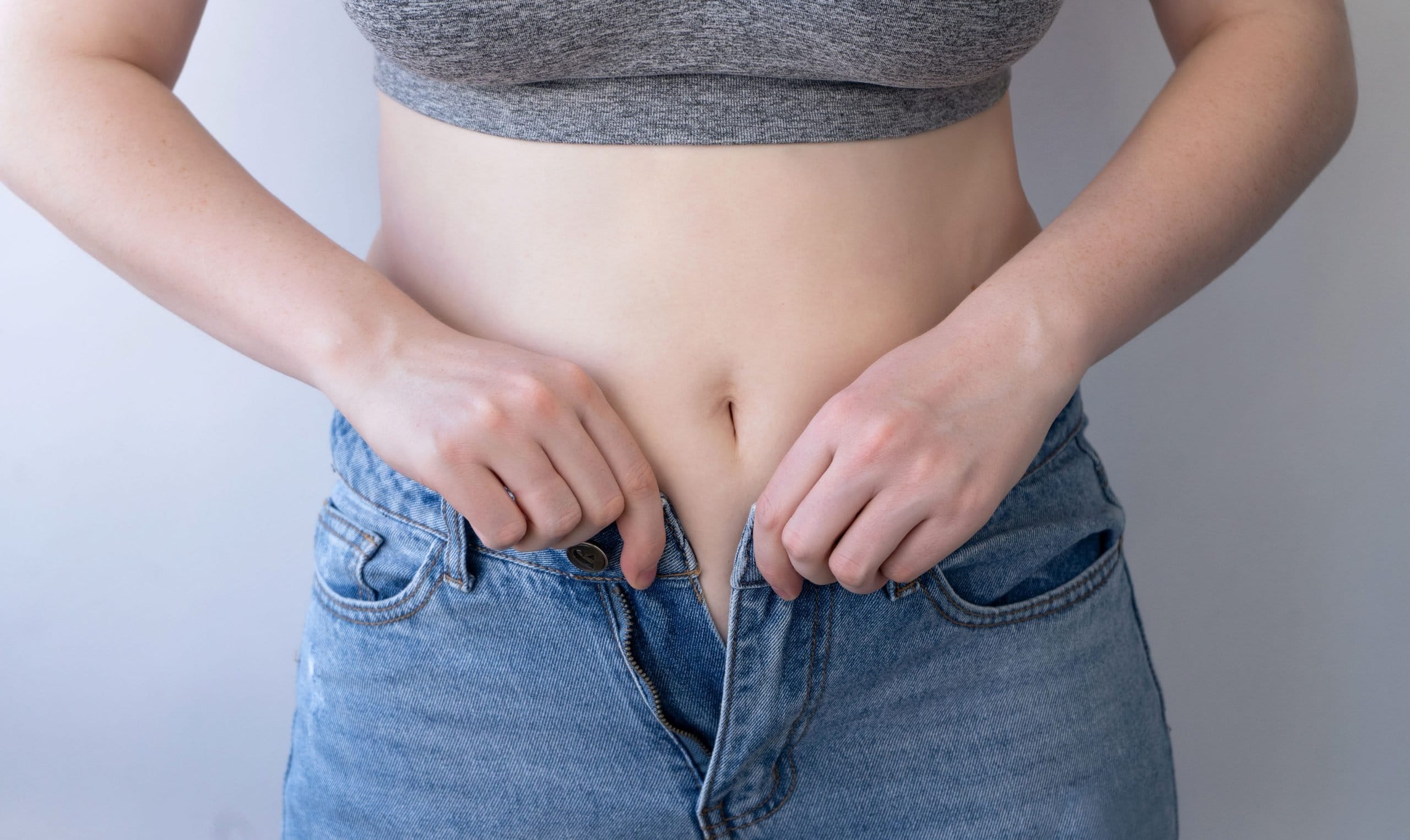 For women with big stomachs, a pair of jeans that can comfortably tuck in your belly is a must